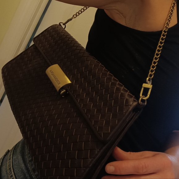 BCBGMAXAZRIA LEATHER SHOULDER BAG, GOLDISH TONE CHAIN STRAP. - Picture 10 of 12